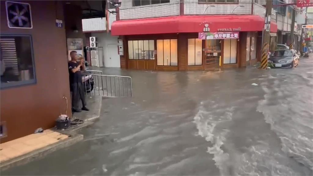 雨彈狂炸台中！台灣大道變滑水道　學生過馬路險遭洪流沖走