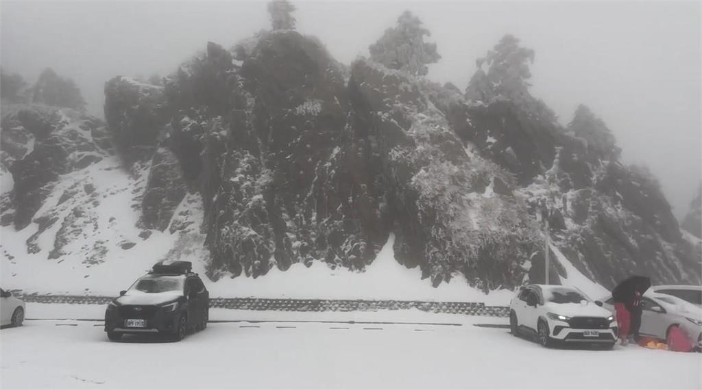 快新聞／寒流來襲！白雪覆蓋合歡山、拉拉山　太平山降冰霰呈銀白世界