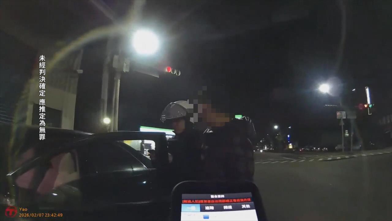 闖燈遭攔查! 駕駛拒檢辱罵警 "雙方爆拉扯"警強力壓制