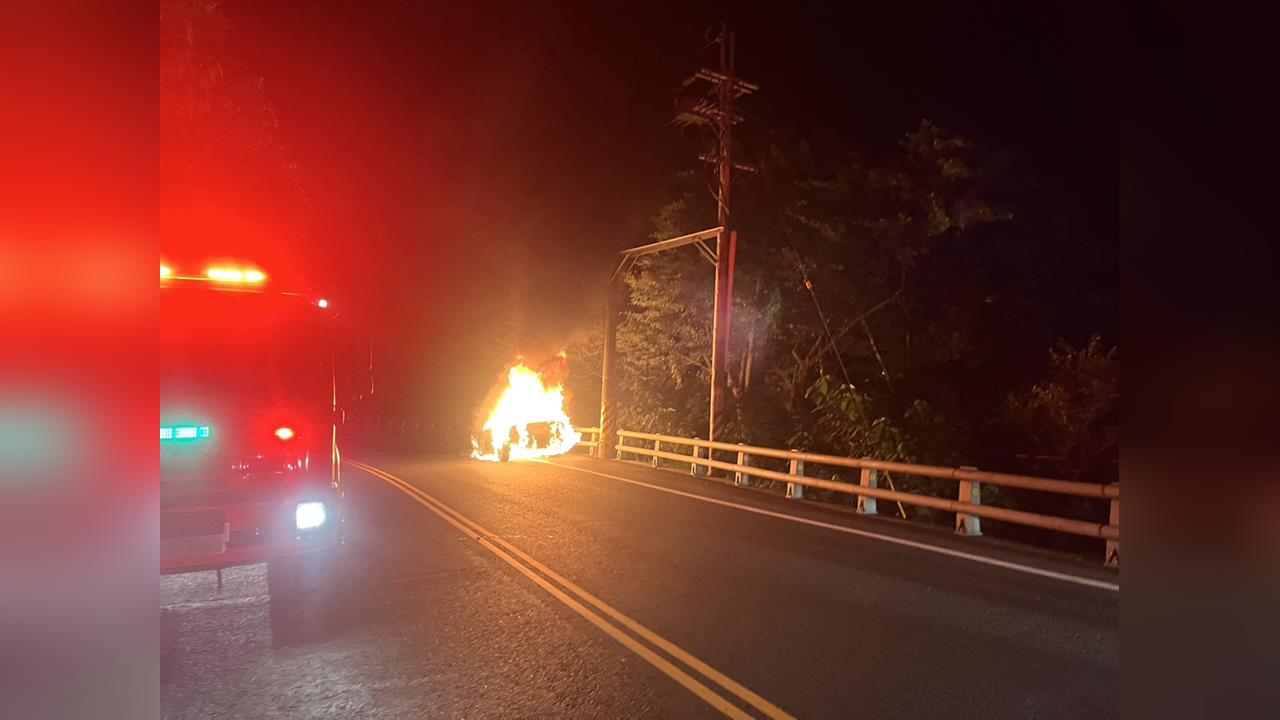 快新聞／初五傳意外！宜蘭縣南澳鄉小客車自燃　一家四口急逃生