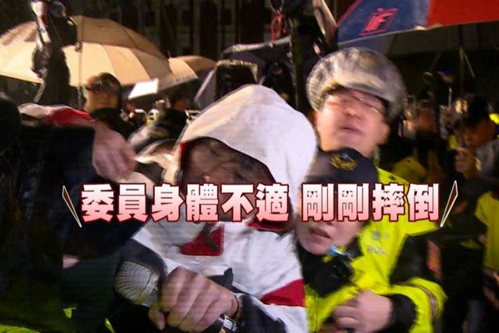 凌晨4點強驅離時力 黃國昌跌倒警酸腿軟