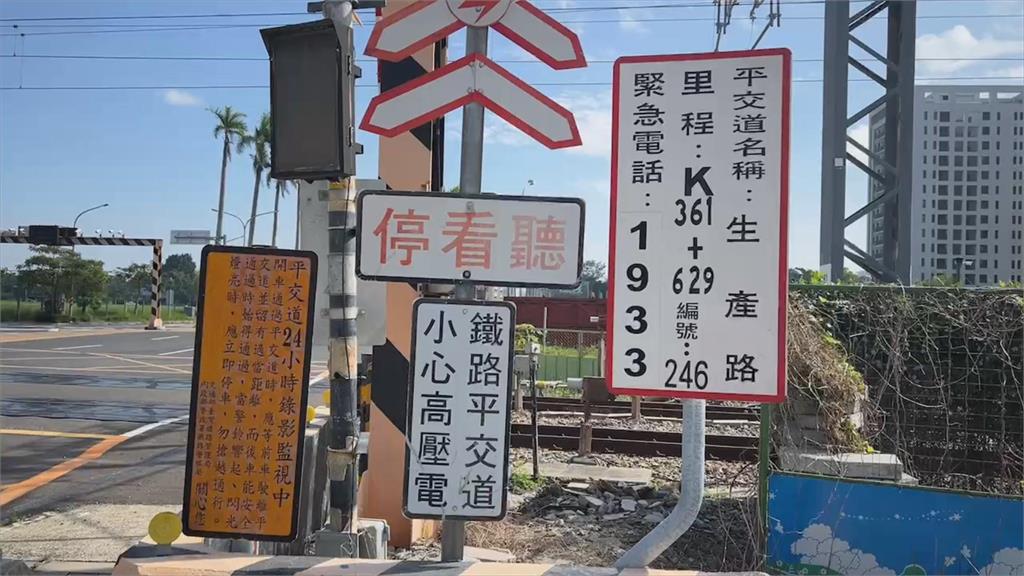 轎車趕通過平交道卡網狀線　柵欄放下直接砸車頂