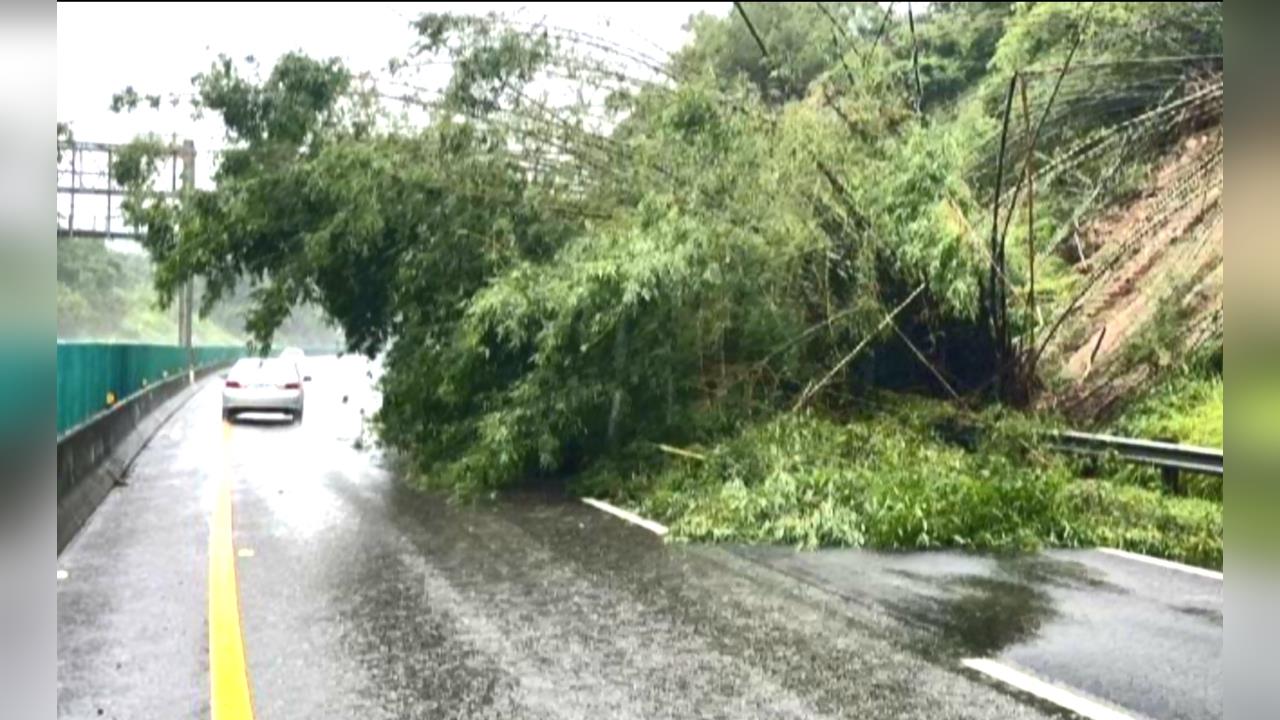 豪雨狂炸！國道10號燕巢路段　驚傳邊坡坍塌災情
