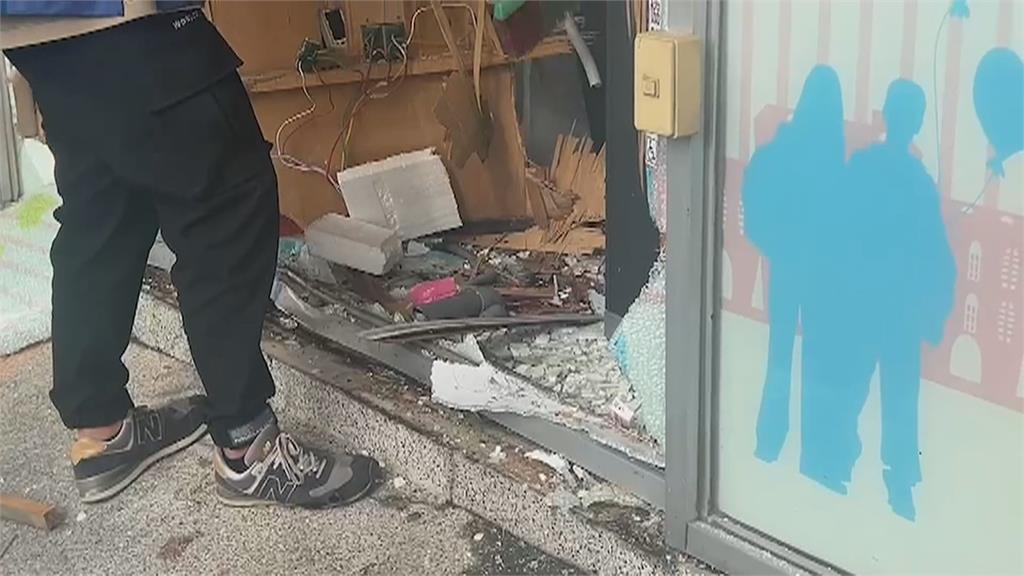 台南7旬翁騎車撞超商櫥窗　右腳遭玻璃割傷送醫