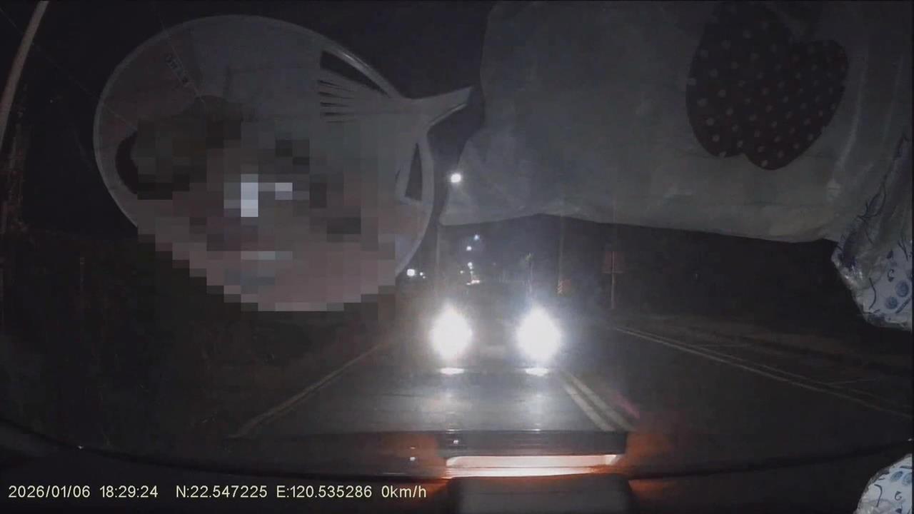 屏東民眾停等紅燈遭後車追撞　肇事副駕搖窗道歉後肇逃