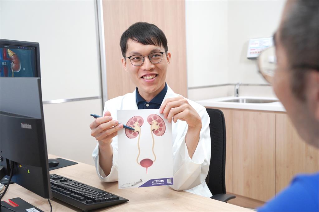 不是閃到腰！男腰痛求醫檢查 驚見1.5公分結石