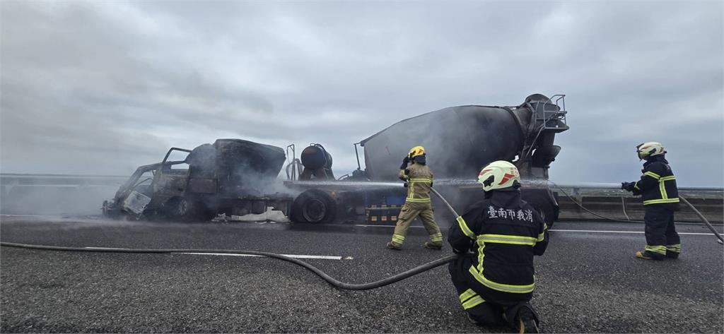 快新聞/台61嚴重車禍!水泥預拌車連撞3車後起火 小貨車上2人送醫後不治