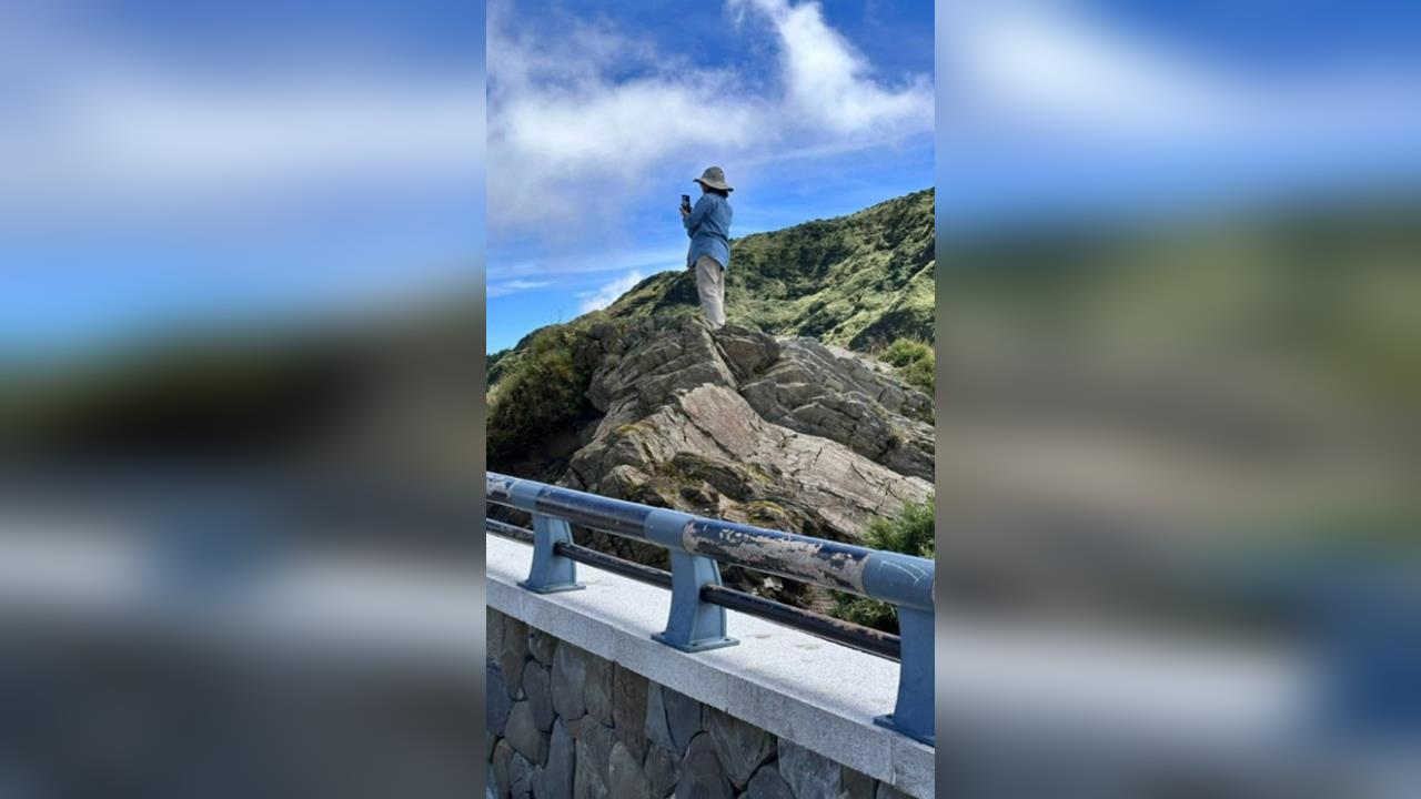 快新聞／為了拍照不顧命！女子合歡山武嶺翻欄杆攀山壁　違規最高罰1500