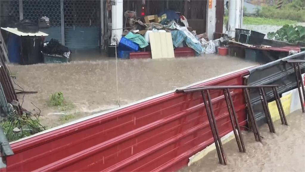 暴雨狂炸南投竹山！　居民急裝鐵皮擋水「家門前成小河」