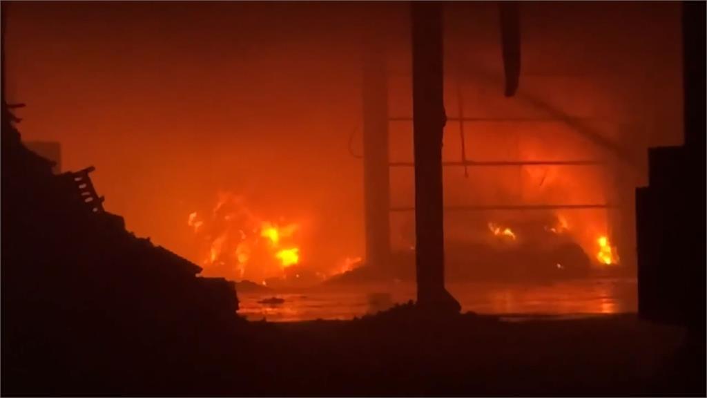 高雄廢棄工廠凌晨大火　燃燒面積約600平方公尺