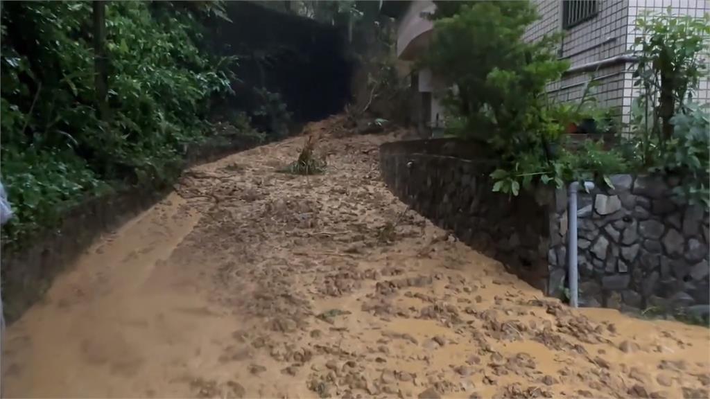 山陀兒雨彈灌北台灣　基隆社區後方邊坡走山