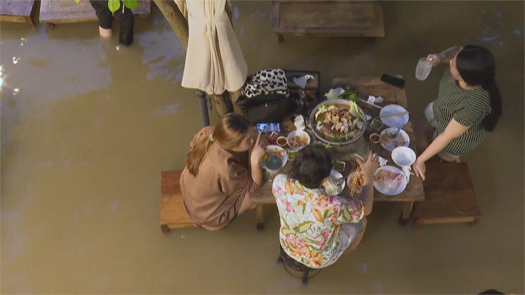 泰國河濱餐廳水淹膝蓋　顧客：想嘗試在洪水中用餐