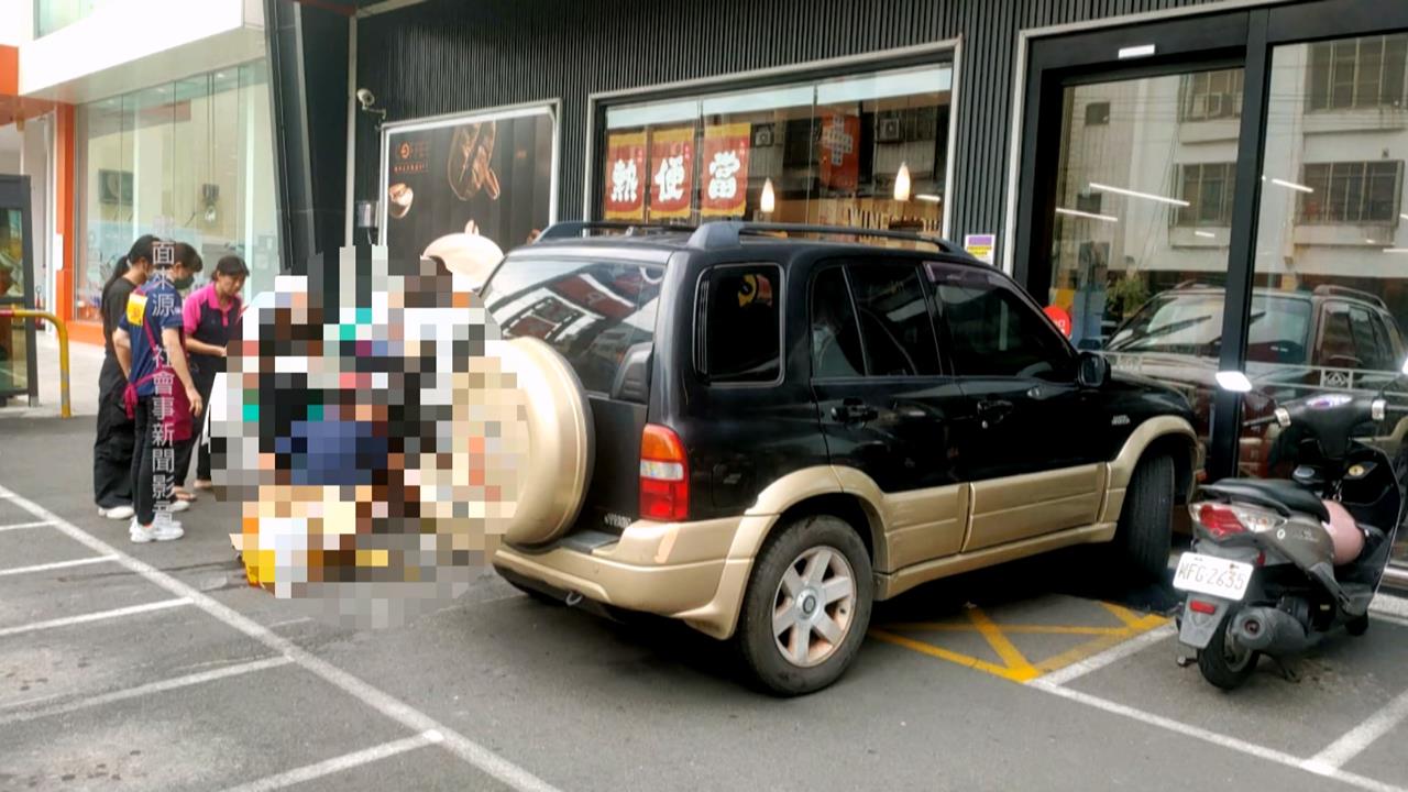 高雄女停車失控！車輛撞超市大門　２客受傷濺血緊急送醫