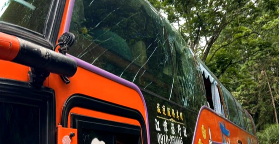 新!投151鄰近溪頭 樹倒壓破遊覽車玻璃4遊客輕傷
