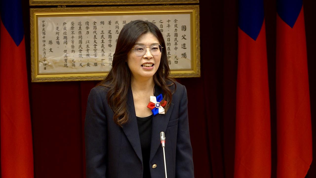 鄭麗文曾被批"政治履歷蒼白" 與黃健豪一"抱"泯恩仇