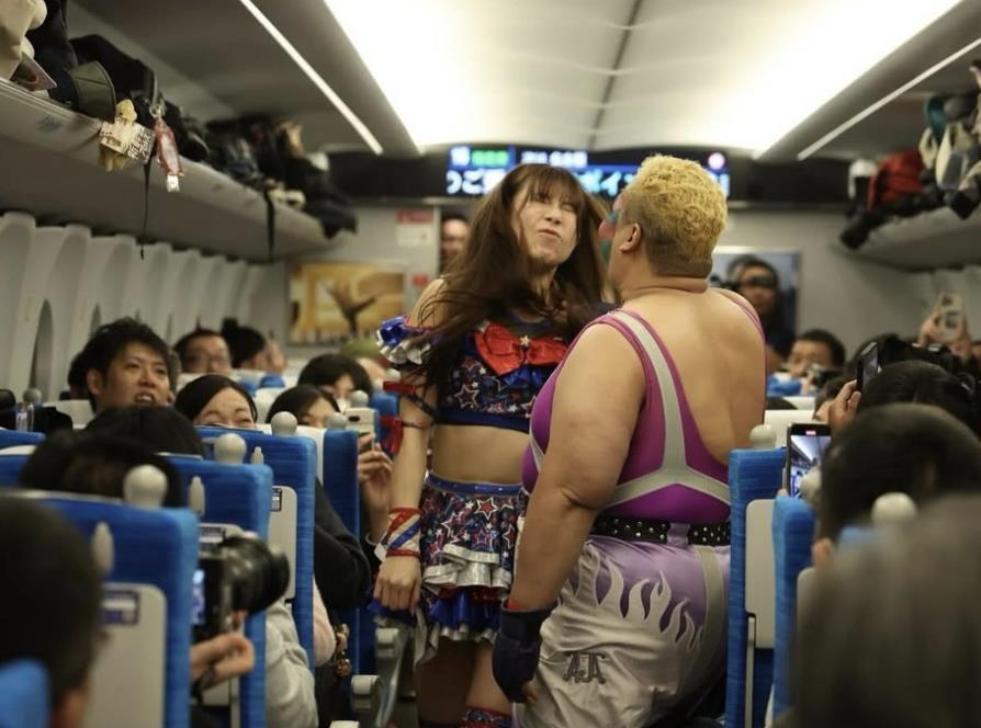 摔角(影)／新幹線車廂成對抗擂台！日本女子摔角選手首登車廂展開「肉搏戰」