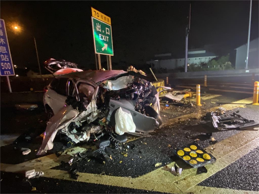 車頭全爛！五楊高架楊梅路段死亡車禍 他自撞分隔島喪命