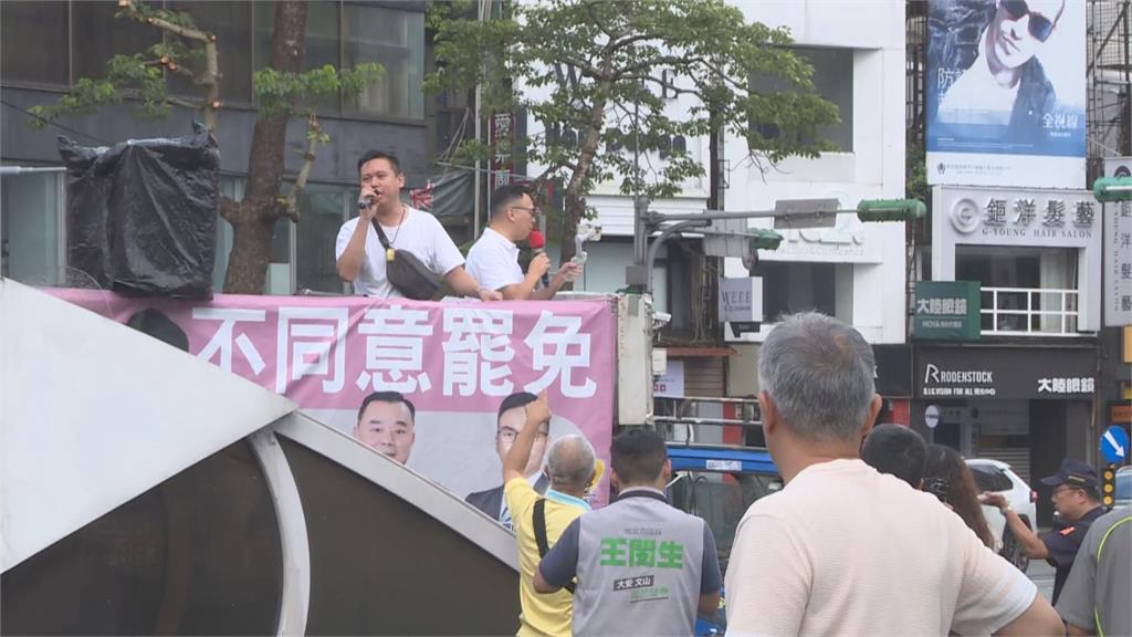 快新聞/來亂的!綠委舉牌宣講催同意票 游智彬竟鬧場嗆「大罷免大失敗」