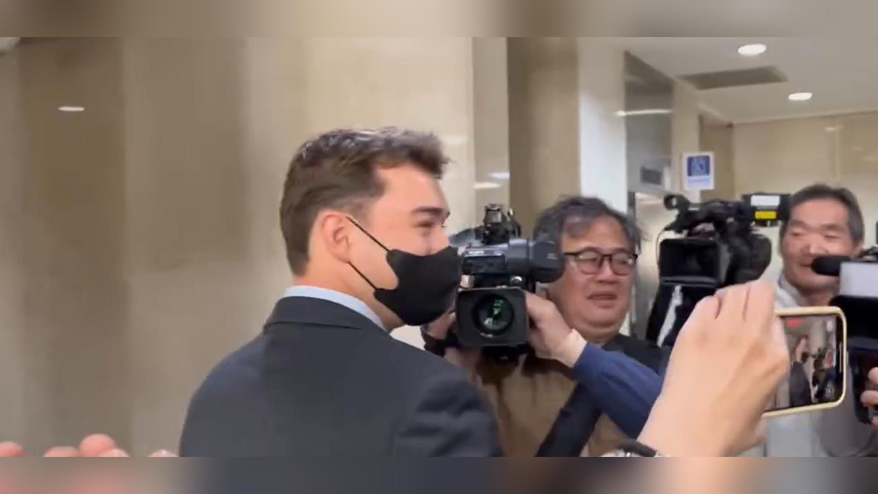 快新聞／忘年戀遇蛇蠍女加老鼠藥險致命！澳洲男肖雷出庭作證　楊女前夫弟也來抗議