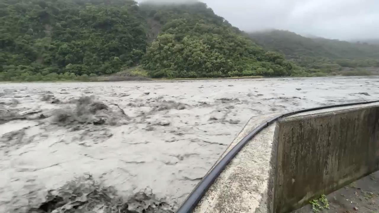台東災情多！鐵皮圍籬被吹掀.太麻里溪水暴漲