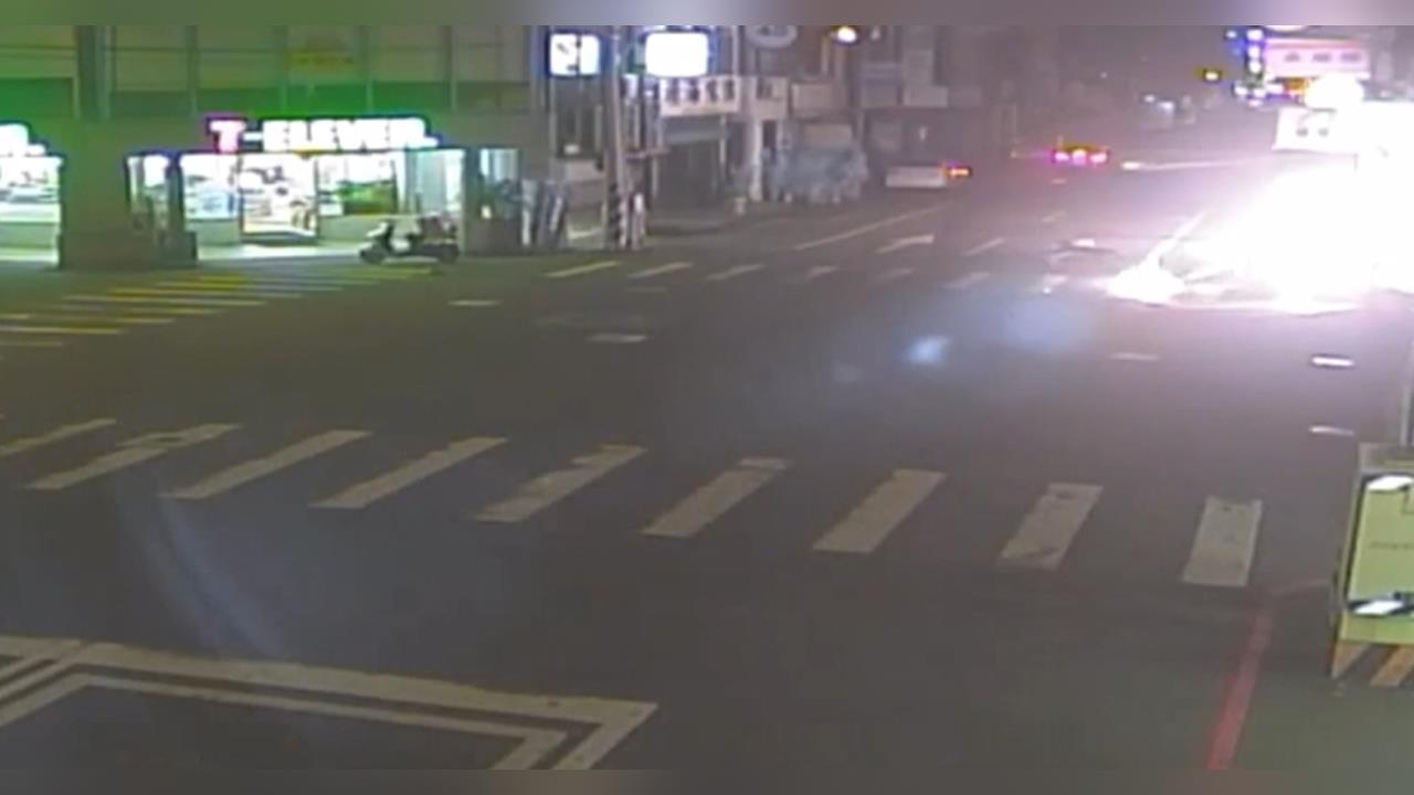 苗栗機車遭轎車撞飛爆炸起火 好心路人合力拉出重傷騎士