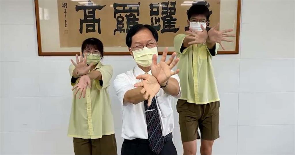 快新聞／羅東高中校長受訪學生背後跳「開花舞」　3人合體跳舞畫面曝光