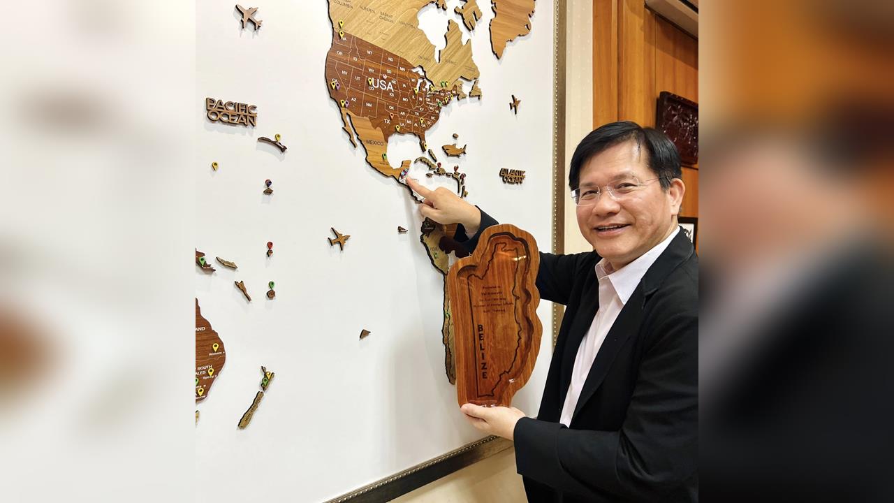 快新聞／文化底蘊藏巧思！林佳龍獲贈貝里斯客製木雕　暖心故事曝光