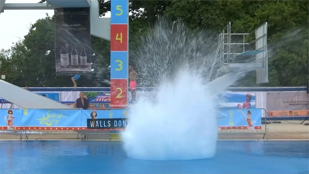 比誰炸出的水花大！德國花式跳水大賽超特別