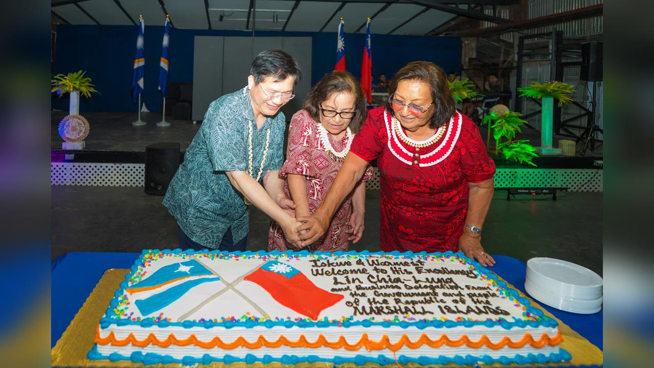 快新聞／代表賴清德訪馬紹爾！林佳龍遞交國書　晚宴與海妮總統切蛋糕超吸睛