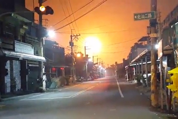 中油四輕煙囪竄火光 明顯污染物開罰百萬