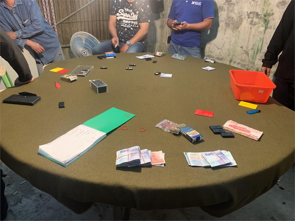 快新聞／萬里郊區藏職業賭場　警一舉逮捕負責人與賭客22人