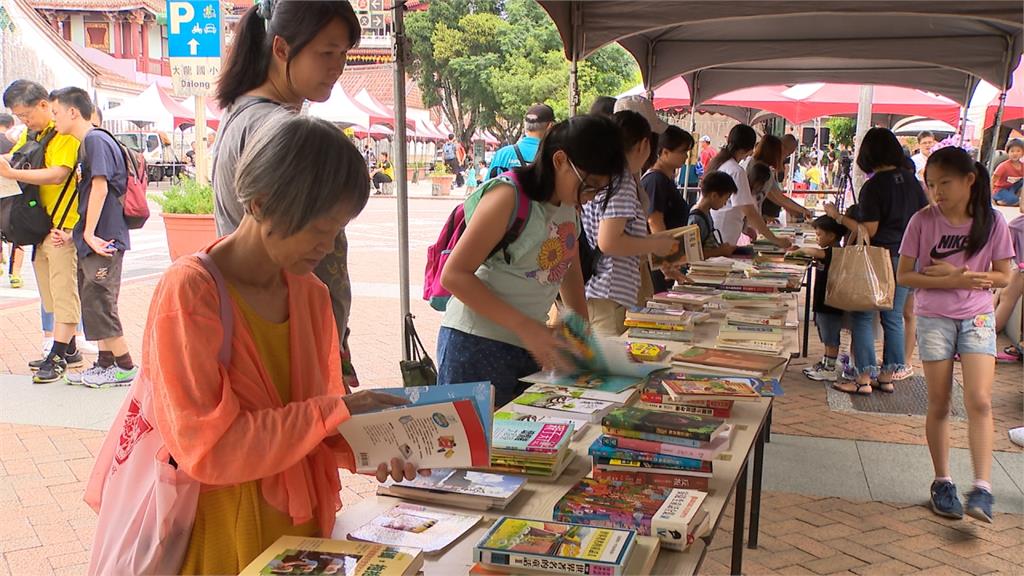 大龍峒「曬書」歡度端午節 方文山也來了