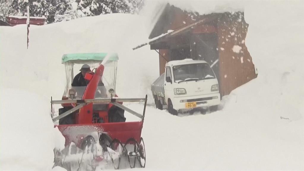 日本強烈寒流持續發威　青森酸湯地區積雪達506公分