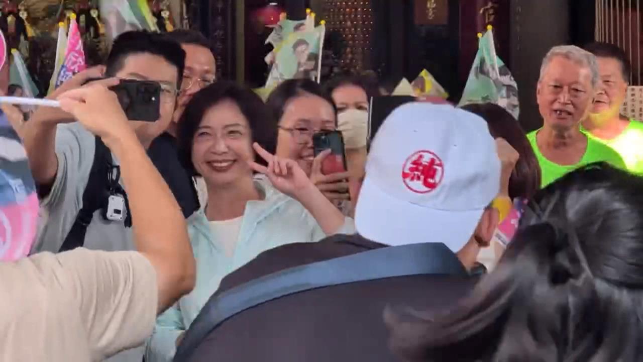 純派站出來！何欣純車掃受熱烈歡迎　受訪感動到結巴