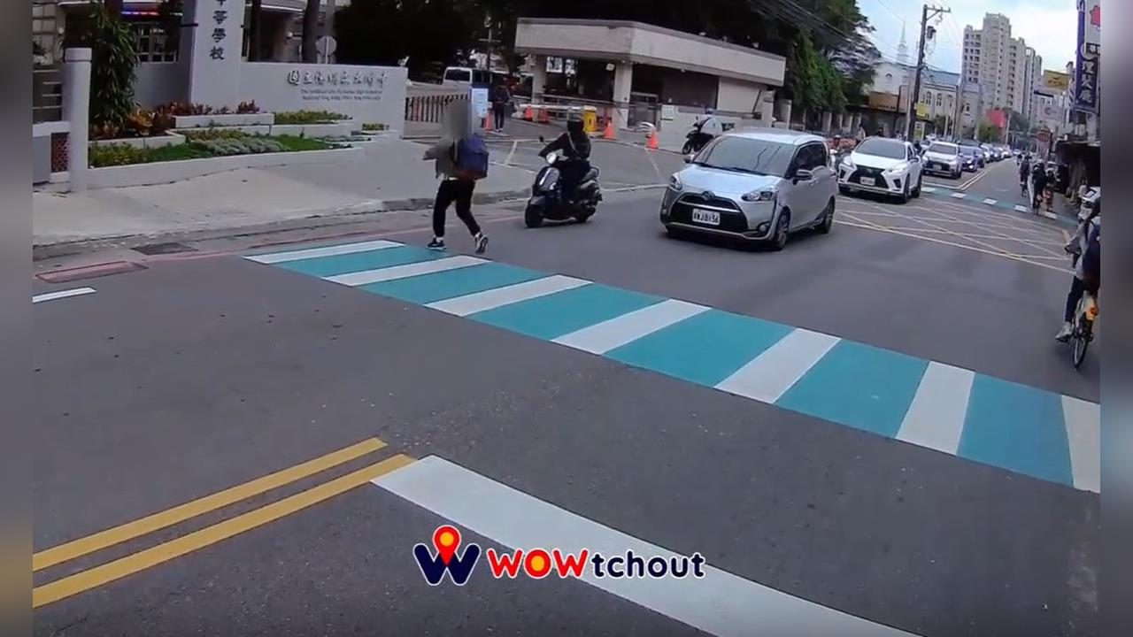 快新聞／陽明交大附中學生衝斑馬線差點被撞　竹縣交通處回應了