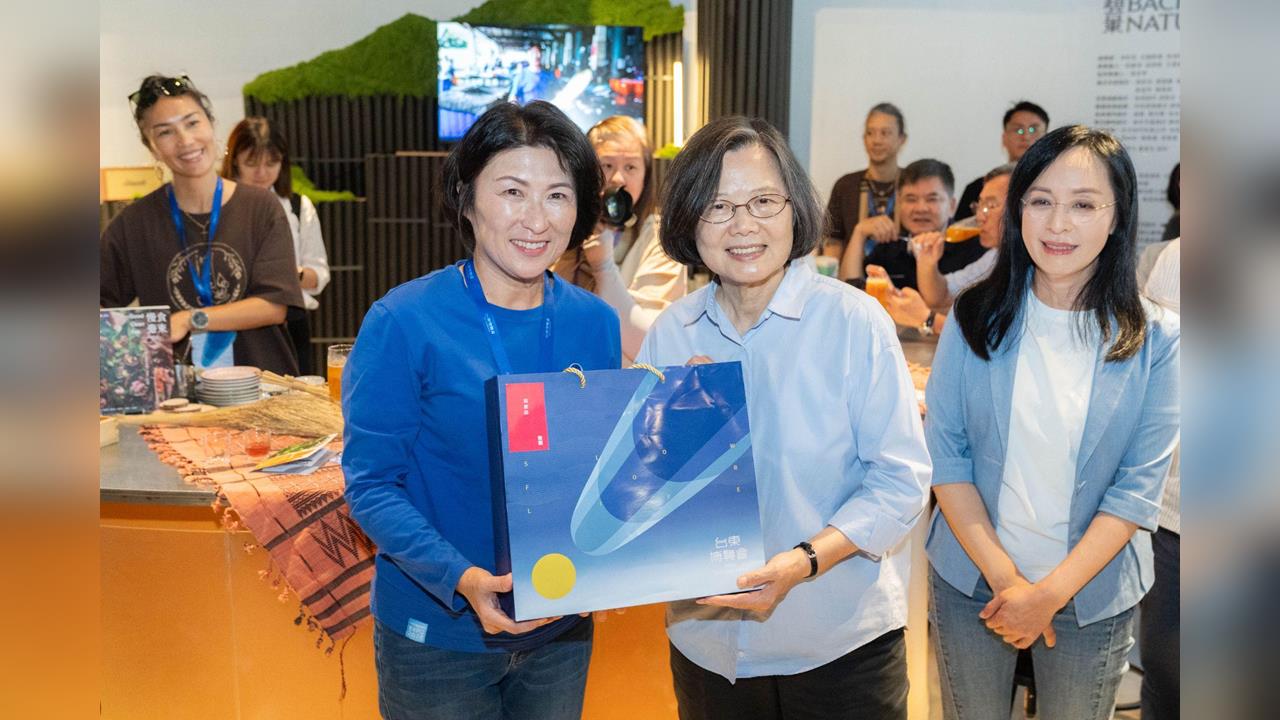 蔡英文前總統參訪2026台東博覽會　饒慶鈴陪同走訪未來超市及熱氣球館