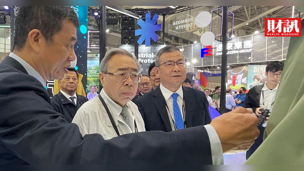 台塑大老齊聚紡織展！王文淵罕見現身 吳嘉昭：石化2027好轉、電子材料明年更旺