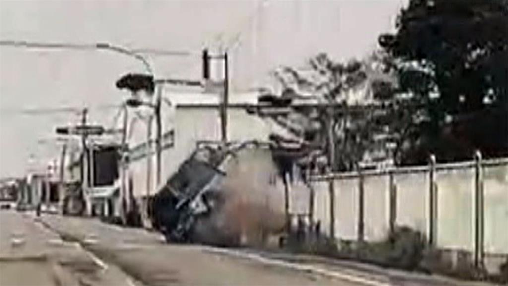 「詭異偏移」高速自撞號誌桿　廂型車側翻駕駛身亡