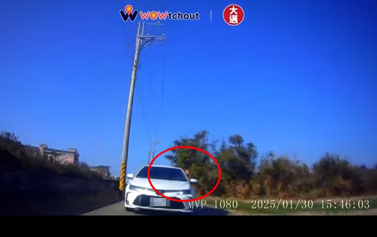 鄉間小徑玩狂逼車？　騎士遇轎車駕駛5度探頭沿路按喇叭