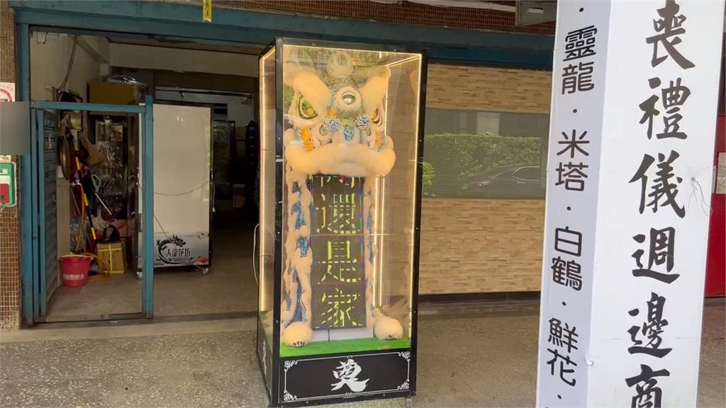 不堪長期檢舉！　基隆花店「擺喪禮靈獅」諷檢舉達人
