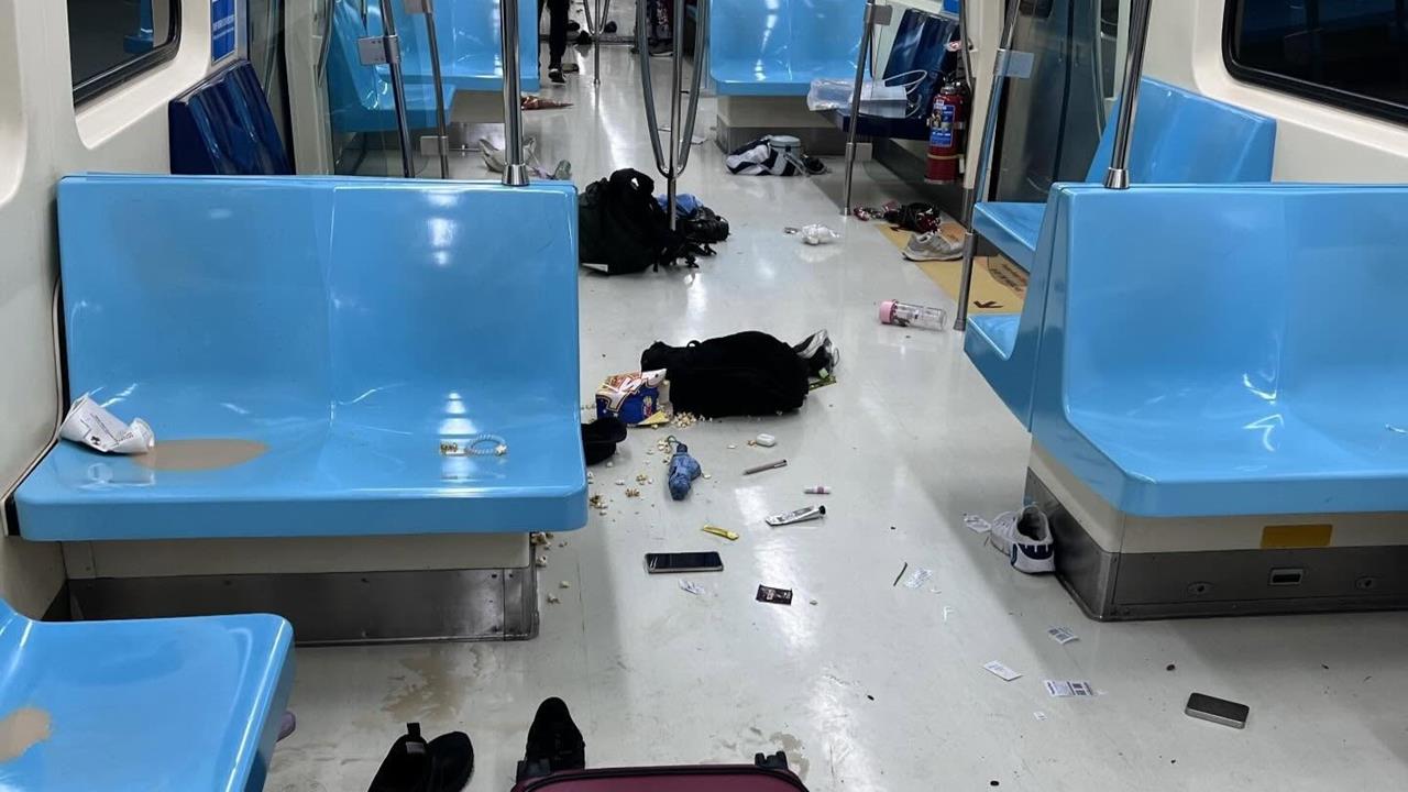 耶誕夜驚魂！怪男捷運咆哮敲打牆「乘客驚嚇逃竄」車廂狼藉影片曝光