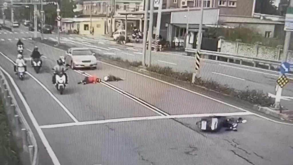 苗栗頭份自小客車撞倒機車2人傷　駕駛肇事逃逸