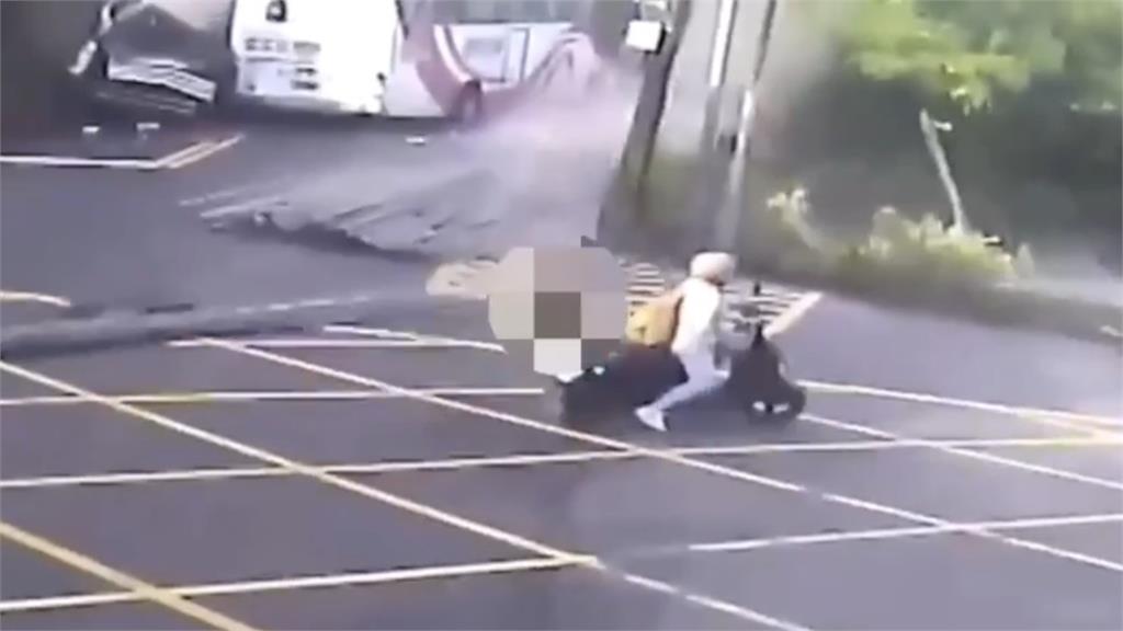 快新聞／悚！萬里國光客運車禍1死14傷　監視器畫面曝光了