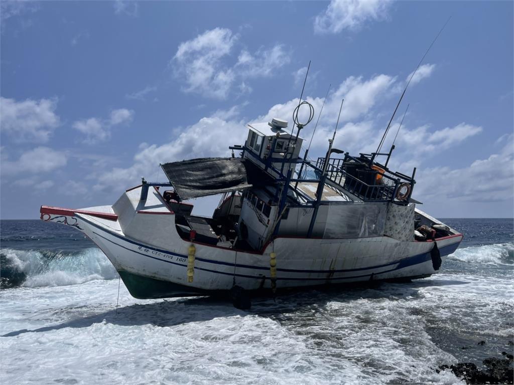 快新聞／台東新港籍漁船擱淺蘭嶼岸際　3船員均安