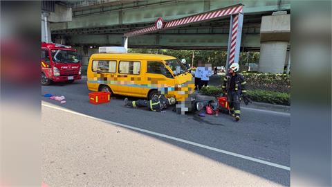 新北五股嚴重車禍！中華電信工程車撞女騎士　遭捲車底命危送醫
