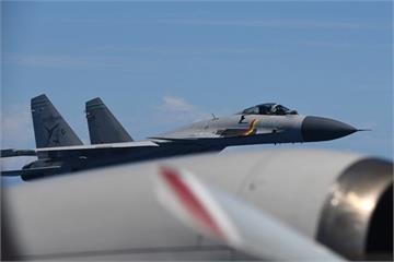 畫面曝！中國戰機「掛載飛彈」逼近日本巡邏機　最近相距45公尺