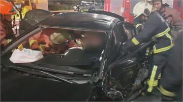 無照男車速過快越雙黃線 衝撞對向轎車