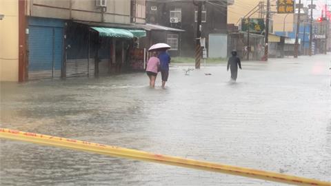 雨彈狂炸！高雄嘉興里淹水成災　數百米馬路成漂漂河