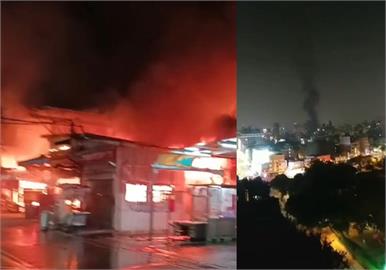 快新聞／台中東興市場「深夜大火」　消防隊員漏夜灌救2人受傷