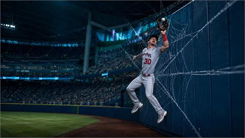 MLB(影)/蜘蛛人驚現在馬林魚主場!楊恩「爬牆神接殺」連對手教頭都看傻